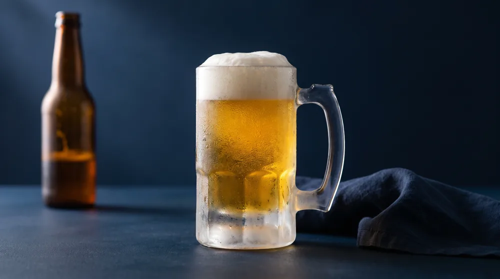 Cerveza helada en tarro escarchado
